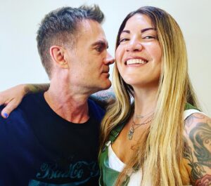 Garret Dillahunt Instagram - Showing off the fresh cut I just got from @mischafruge. She was part of the hair and makeup department on @feartwd.  Everybody loves Mischa, and I certainly feel lighter—literally and figuratively—after sitting in her chair at @nohohairsalon.  She is living anti-depressant. Film crews are not on strike, yet they remain supportive despite the incredible burden this impasse places on them.  If you’re in the LA area and looking for a way to help, book an appointment with Mischa.  She is talented, positive and kind. (Don’t be afraid to leave a generous tip and repost). 😆❤️
