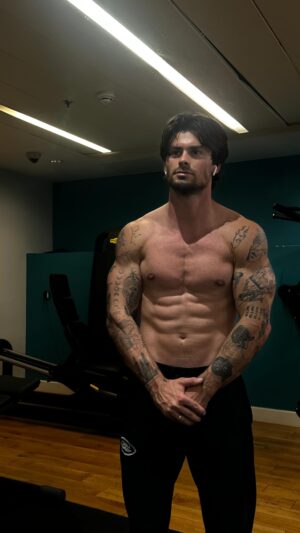 Garrett Miller Instagram - Traveling a lot & haven’t had a good workout ?

Here’s a full body calorie burner workout for ya next trip. 

10 rounds X 30 seconds each exercise. 

Have a day.