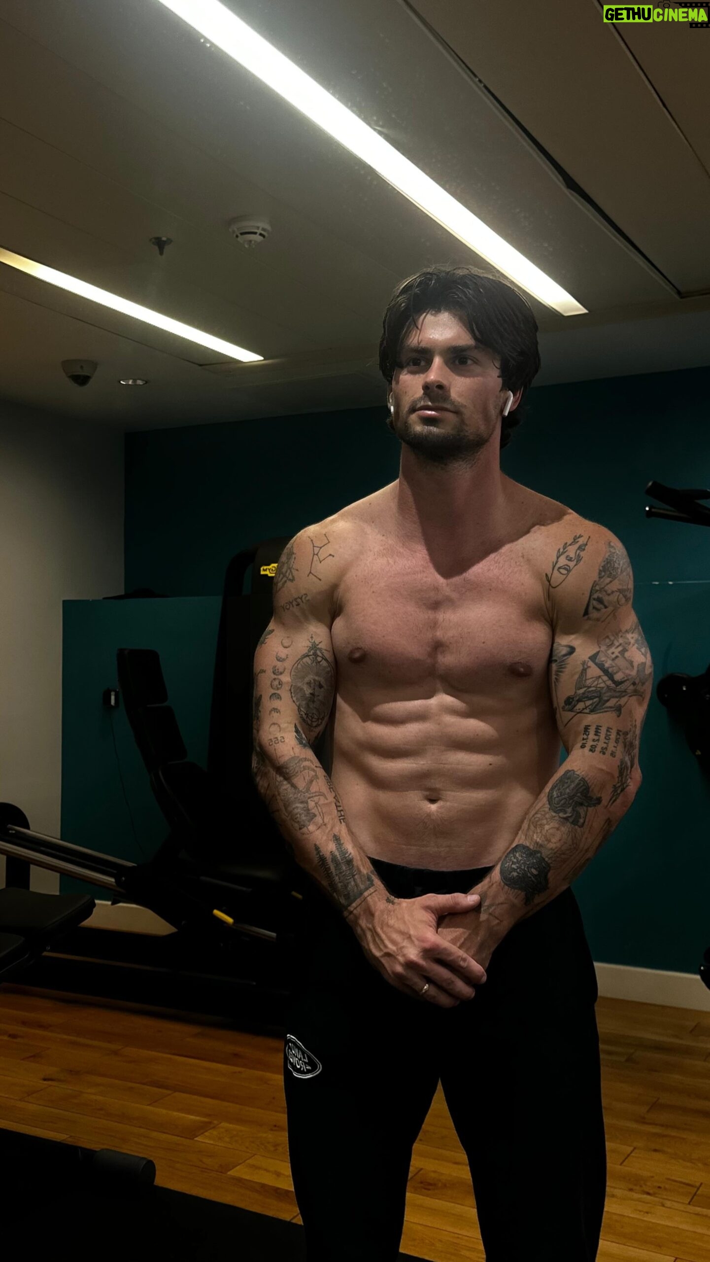 Garrett Miller - 19.6K Likes - Traveling a lot & haven’t had a good workout ?
Here’s a full body calorie burner workout for ya next trip.
10 rounds X 30 seconds each exercise.
Have a day.