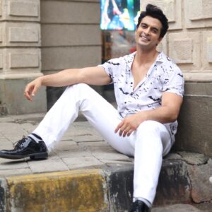 Gashmeer Mahajani Instagram - SMILE. Smile at being kicked down. A Smile is the best Comeback. At night I look up to the sky for the moon but it’s covered with dark clouds. I Smile and the clouds shower tender raindrops on my face. It reassures me that a smile can make a difference in the darkest hours. 🤍