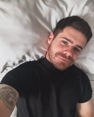 Gastón Soffritti Instagram - Carrete full random de mis días en Montevideo 🇺🇾

1- En la camita del @vivaldihotel 
2- Mixeando proteína con veneno
3- Un señor que se coló en la foto 
4- Paris pero en Montevideo 
5- Castigo nocturno
6- Sagitario siempre 
7- Granaderos y trompetitas
8- Una esquina en ciudad vieja 

Elegí la mejor! 🪓🚀