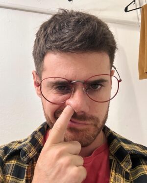 Gastón Soffritti Instagram - Secuencia de camarín pre función 🚀 

Cual te gusta más????
