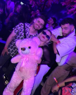 Gastón Soffritti Instagram - La breshiamos anoche con el team de @somosnosotrosteatro 🐻❤️🔥 No salía a bailar desde 1910. Me acosté a las 5 y me desperté 9.30… full anciano y hoy hay función… pero que lindo estuvo @bresh 🌋🚀🎢