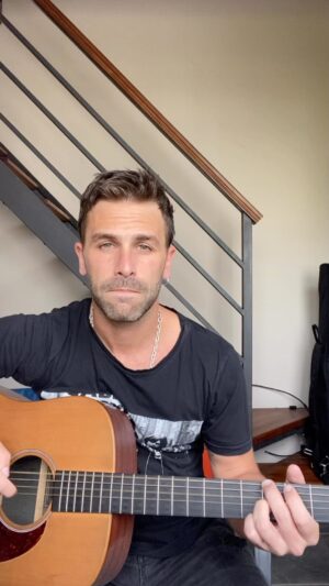 Gastón Vietto Instagram - Siempre que toco A.P.D.T.S se me vienen muchos recuerdos, miles de memorias, mucha luz… en total contraste con el nombre de la canción; una historia de conexión álmica, de esas charlas que se dan en profundidad y en soledad, para con uno, para con todos. De esas visitas inusuales, de esos encuentros movilizantes o mismo de esos paseos que uno a veces decide dar. Una búsqueda interna… eterna será?
.
. PD: La versión original del disco traduce su espíritu

#vietto #apdts #music