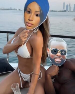 Gato Da Bato Instagram - 🏴‍☠️
Just me and my bitch 🤣
#aunomdekelanight 
La piraterie n’est jamais fini 
#ZOELAND #92I #SAL #NU⭐️AR