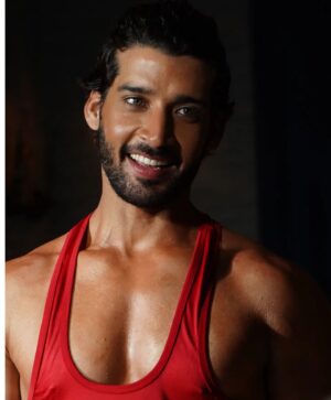 Gautam Vig Instagram - Insaan ki fitrat ki kitni ajeeb hoti hai, Nishaniyon ko mehfooz rakh kar shaks kho deta hai 🤟