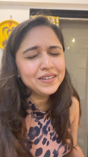 Gautami Deshpande Instagram - Piya Tose Naina Lage re ☺️

Which one you want to hear next??? 

#songoftheday #songs #singer #music #musicislife #old #piyatosenainalagere♥️ #gautamideshpande