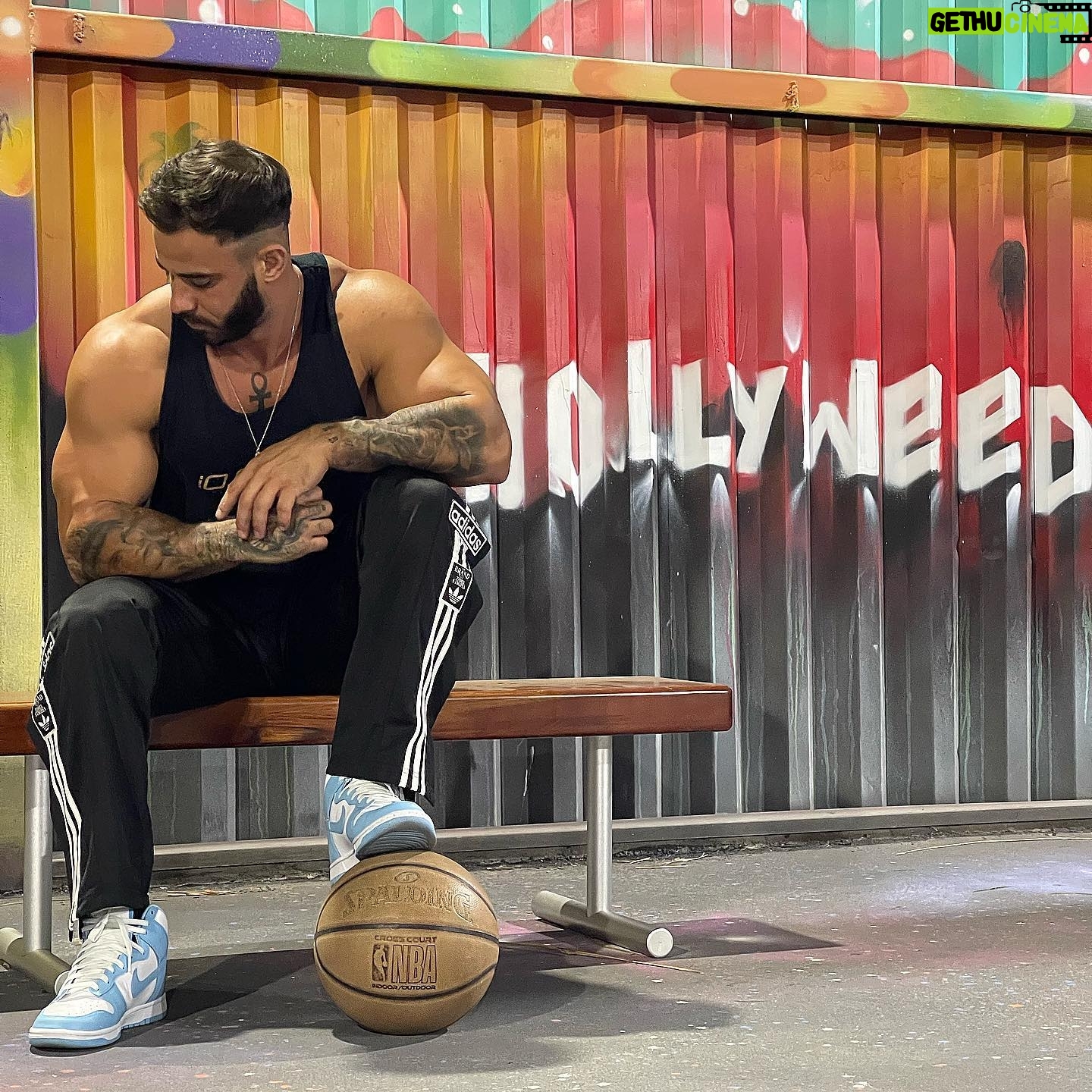 Gauthier El Himer - 3 Likes - 🔺 •
🏋️♀️ : @nolimit.losangeles & @nolimit.mia ✌️
#hollywood #fitness #musculation #nba #motivation