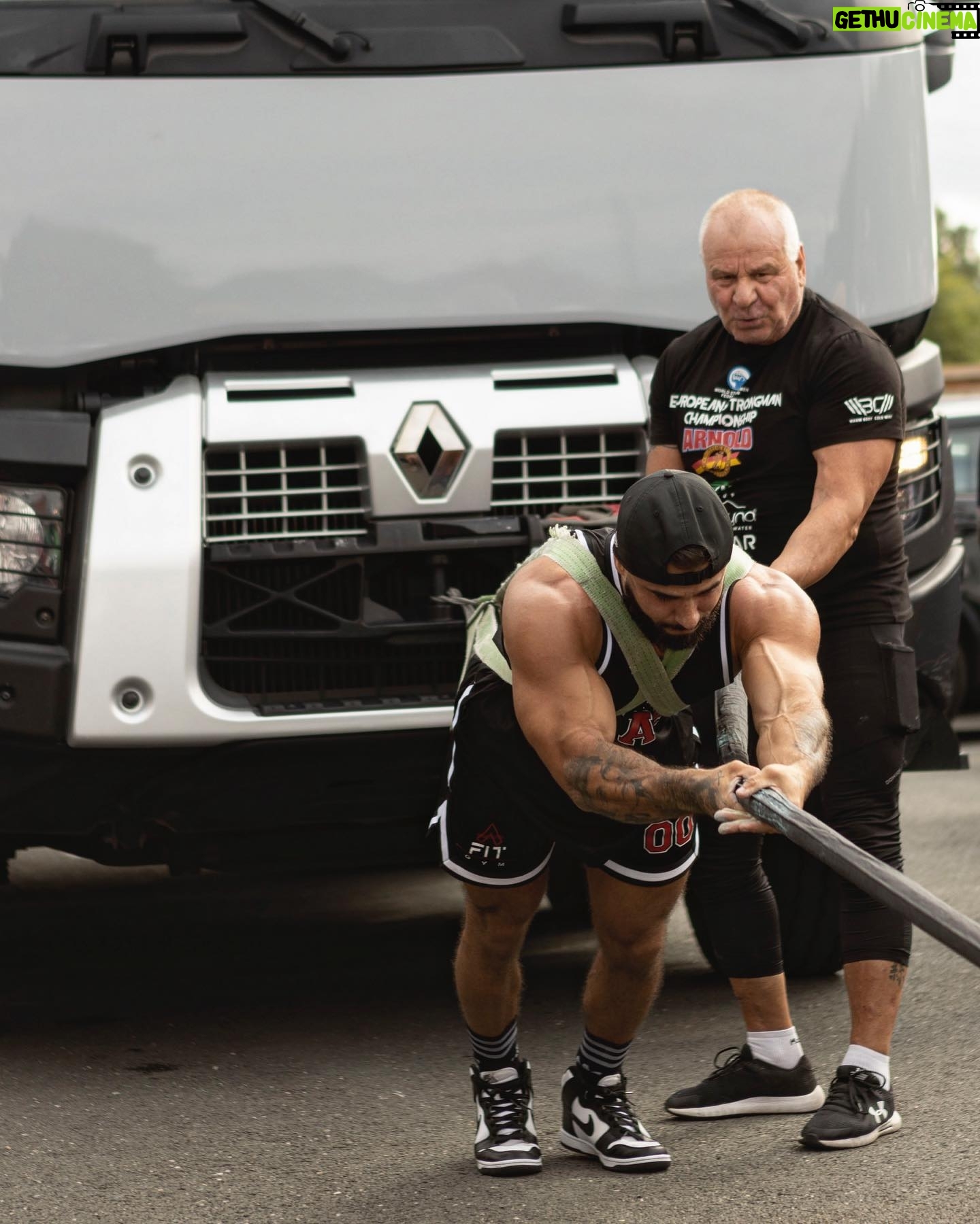 Gauthier El Himer - 3 Likes - Je tire le camion de c’est mort 😂
Merci à @cyrilstrongman & son papa pour cette expérience de fou ✌️
#fitness #motivation