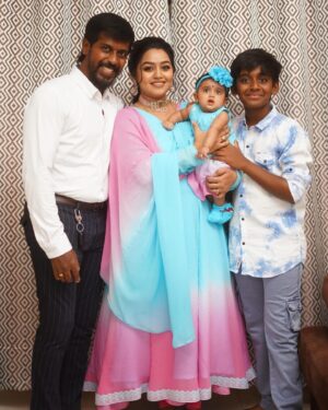 Gayathri Yuvraaj Instagram - Capturing moments with my forever squad ❤️ #FamilyLove” @yuvi_smart @tarun_yuvi_ 

 twinning Costume @vika.label 
 Makeup @profile_makeover 
 Hairstyle @luke_the_hairstylist 
 Jewels @chennai_jazz