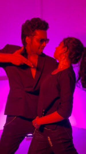 Gayatri Rema Instagram - BANG BANG 😎 #hrithikroshan #bangbang 
@gayatrirema thanks for this collab 🙌🏻❤️

VC - @ashwin_scott_htb ✌🏻

Floor - @shan_kars_dance_studio10 

#instagram #reels #trending #dance #viralvideos #bollywood #songs #latestsongs #hiphop #kollywood
