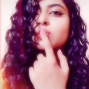 Gayatri Rema Instagram - One of favourite songs, and one of my best hair days 😍

#gayatrirema #pakkamvandhukonjammuthangalthaa #pakkamvandhu #favouritereel #favouritetamilsong #naturalcurls #blowingkisses