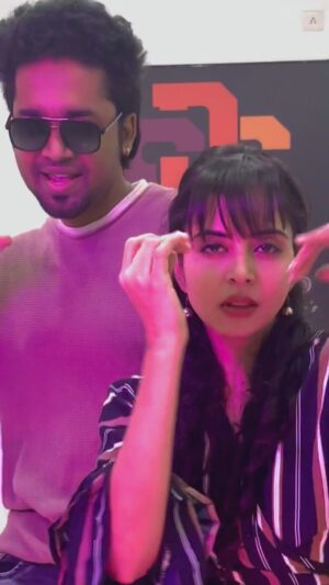 Gayatri Rema Instagram - Kannum kannum nokia 📱 💜
With @gayatrirema thanks for joining🙏🏻🙌🏻

Vc - @ashwin_scott_htb ❤️

Floor - @shan_kars_dance_studio10 

#instagram #reels #instavideo #kollywood #trendingsongs #trendingdances #anniyan #dance #viral #dancevideo #reels #indiancinema #bollywood