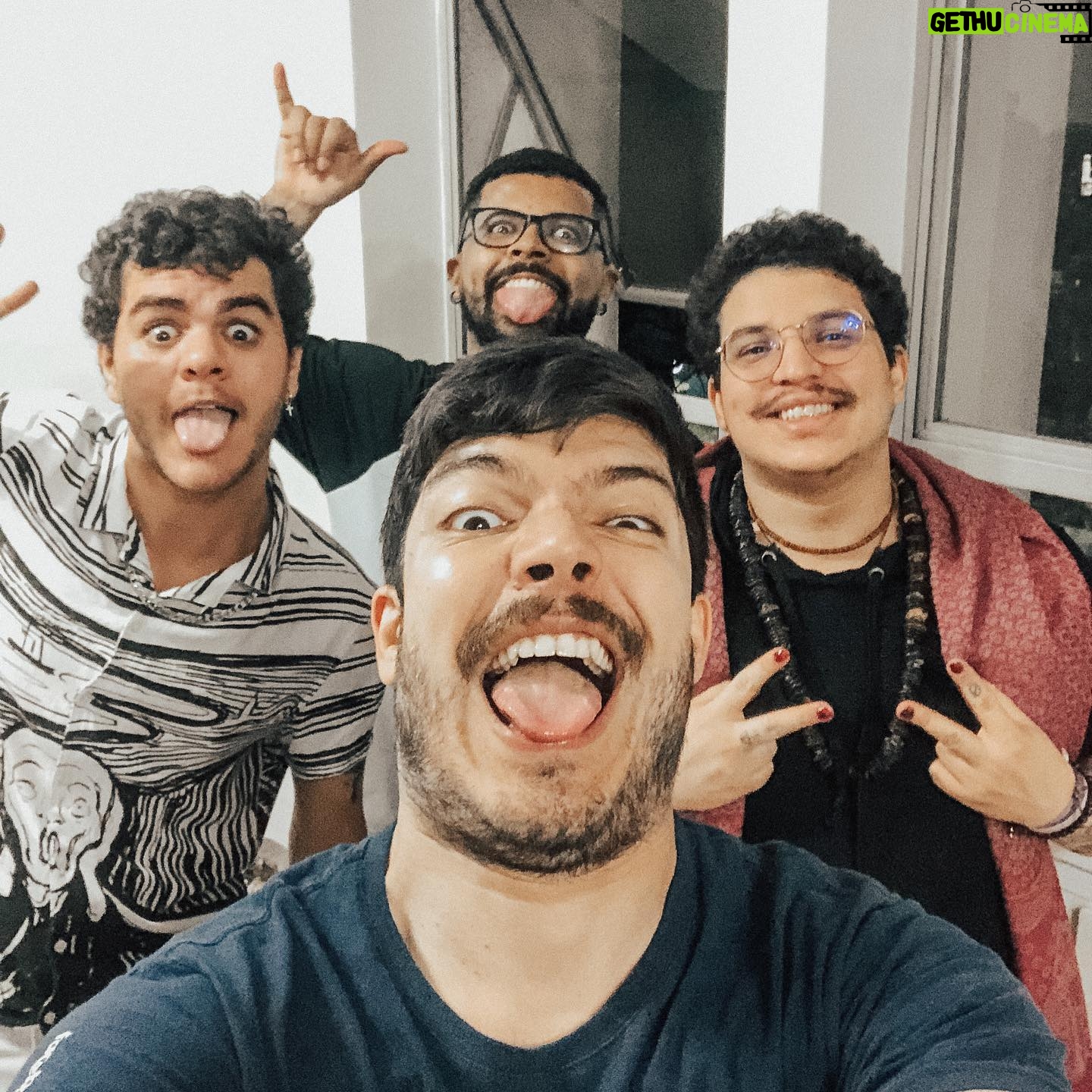 Gaybol - 543 Likes - Leve seus amigos pra limpar sua casa nova, gostoso demais 🥰
.
.
#maisquefriends #brothers #apartamento #reditegui