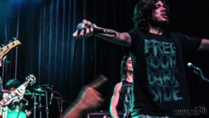 Gaybol Instagram - Jaja tamo de volta 🖤🎤
Foto @xferppx 
.
.
#inferno #darkside #nerd #banda #hc