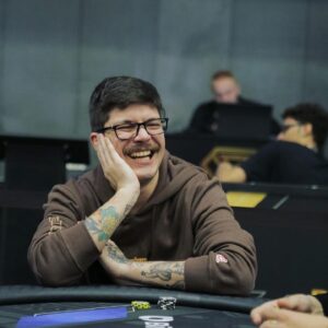 Gaybol Instagram - Sempre muito concentrado e sem risadinha no poker ♣️ ♥️
Grande dia sempre com @seprado ❤️
.
.
#pokerstars #bsop #wintermillions #nerd