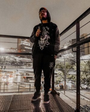 Gaybol Instagram - E não é que a @caroleaks conseguiu me deixar menos feio nas foto? A mina é uma DEUSA DAS FOTOS 🥺🧡
.
.
Beeing ugly be like:
.
. 
#emo #nerd #otaku #brutalkill