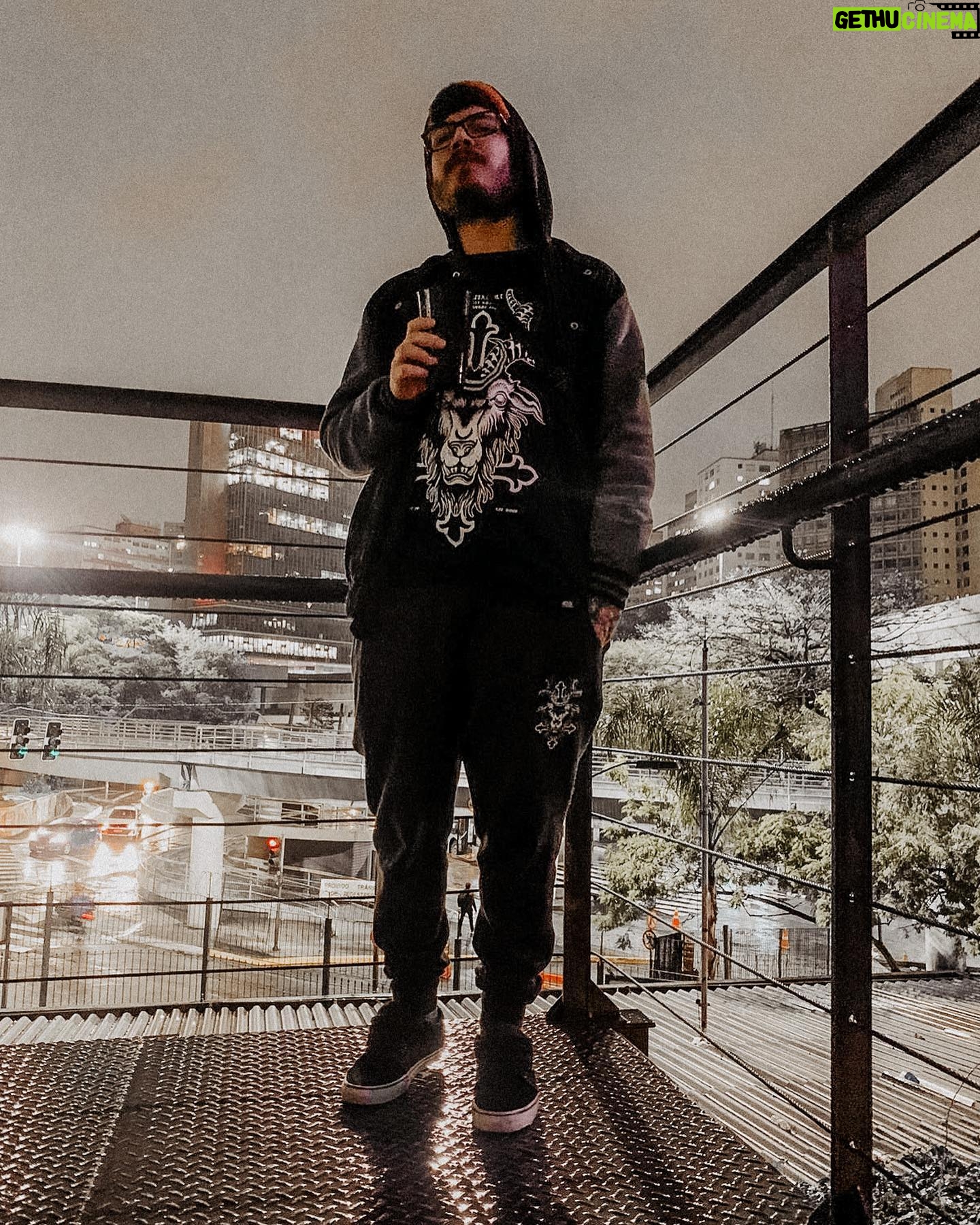 Gaybol - 591 Likes - E não é que a @caroleaks conseguiu me deixar menos feio nas foto? A mina é uma DEUSA DAS FOTOS 🥺🧡
.
.
Beeing ugly be like:
.
.
#emo #nerd #otaku #brutalkill