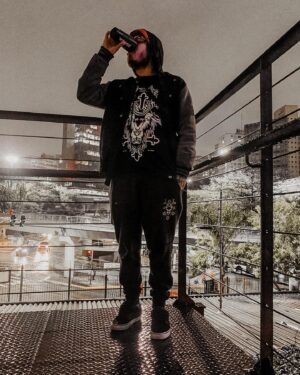 Gaybol Instagram - E não é que a @caroleaks conseguiu me deixar menos feio nas foto? A mina é uma DEUSA DAS FOTOS 🥺🧡
.
.
Beeing ugly be like:
.
. 
#emo #nerd #otaku #brutalkill