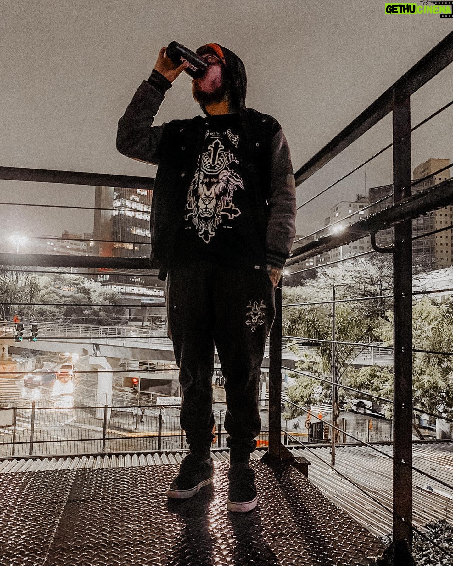 Gaybol - 591 Likes - E não é que a @caroleaks conseguiu me deixar menos feio nas foto? A mina é uma DEUSA DAS FOTOS 🥺🧡
.
.
Beeing ugly be like:
.
.
#emo #nerd #otaku #brutalkill