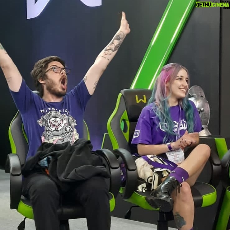 Gaybol - 728 Likes - Sabe aquelas pessoa que chega do nada e parece que te conhece anos? Bizarra a vida as vezes 🥰
.
.
MY new bestie
.
.
#bgs #gamer #friends #nerd