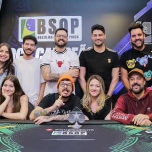 Gaybol Instagram - Pra fechar o trio de fotos, bate papo cos amigo e mesinha final no #bsop !
Mais uma vez valeu @seprado pelo convite ♠️♥️
.
.
#poker #friends #emo #nerd