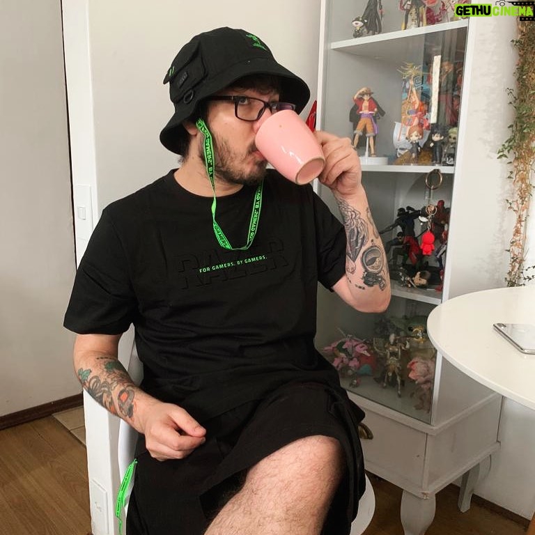 Gaybol - 473 Likes - Aquele cafézin todo de @razerbrasil ☕️
.
.
#razer #gamer #cafe #nerd