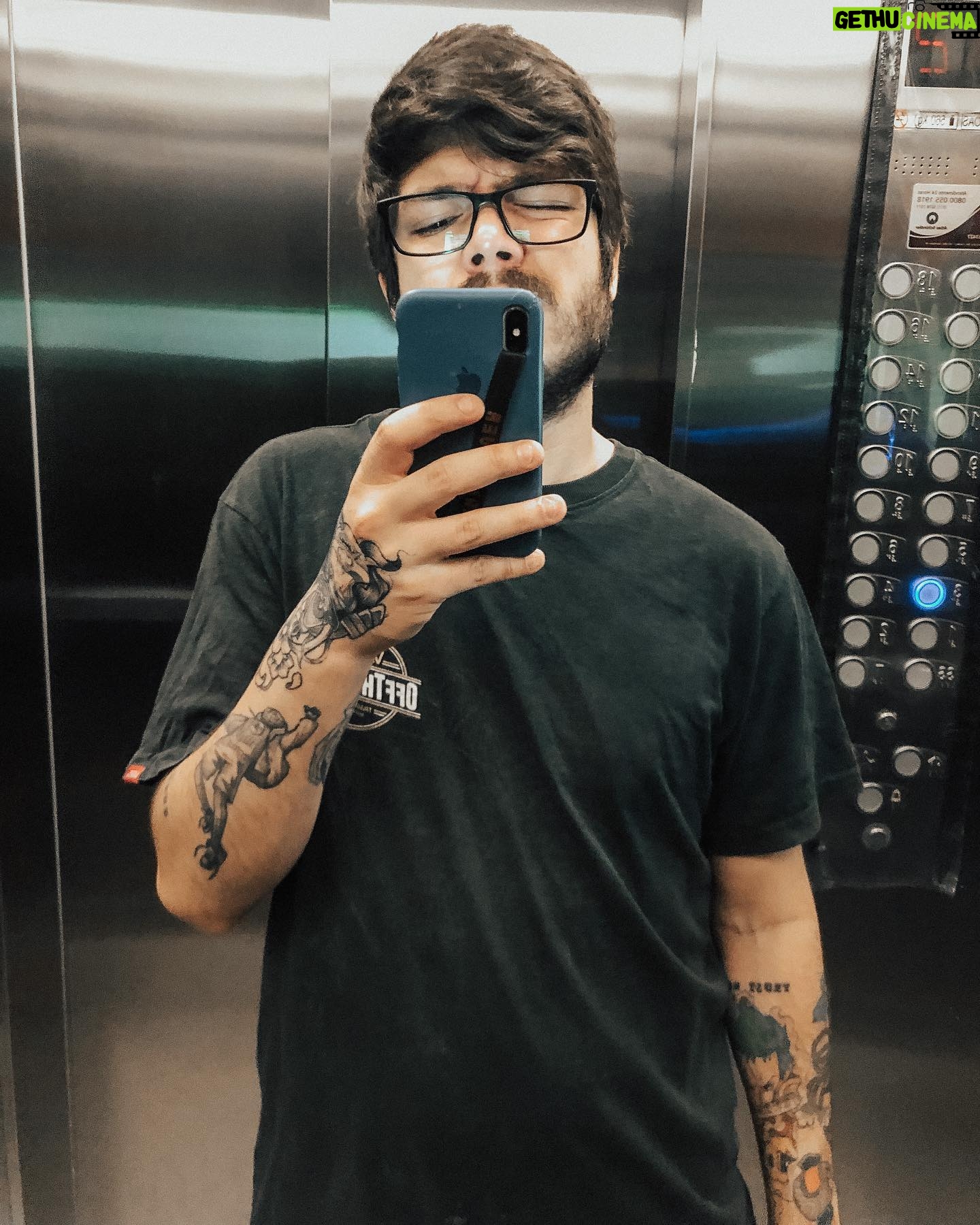 Gaybol - 771 Likes - Espelho: a
O emo: 📸
.
.
#emo #nerd #gamer #vans #troxa