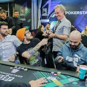 Gaybol Instagram - Quando o @seprado chama pra um poker eu ja vou sabendo que vai ser divertido demais! 
Ainda tem foto de mesa final hehehe
.
.
#bsop #poker #nerd #gamer