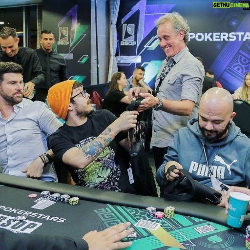 Gaybol - 694 Likes - Quando o @seprado chama pra um poker eu ja vou sabendo que vai ser divertido demais!
Ainda tem foto de mesa final hehehe
.
.
#bsop #poker #nerd #gamer