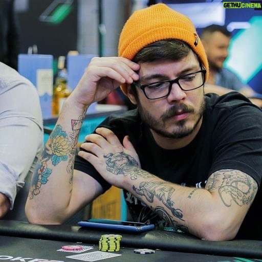 Gaybol - 694 Likes - Quando o @seprado chama pra um poker eu ja vou sabendo que vai ser divertido demais!
Ainda tem foto de mesa final hehehe
.
.
#bsop #poker #nerd #gamer