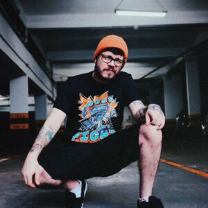 Gaybol Instagram - O maior chefão de todos SEMPRE vai ser o despertador!
Camiseta BOSS FIGHT disponível na Renner e faz parte da minha coleção em parceria com a @unhideschool !!
Link na bio e cupom GAYBOL pra 10% de desconto!
GAMERS 30 , JUNTAI-VOS! 
📸@caroleaks