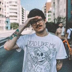 Gaybol Instagram - Do @andrembm de quando eu ainda tomava sol 🌞 
.
.
#nerd #otario #emo #sol #hashtag