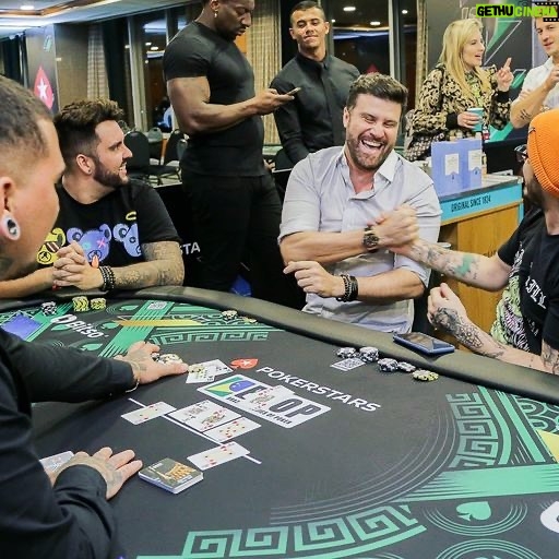 Gaybol - 694 Likes - Quando o @seprado chama pra um poker eu ja vou sabendo que vai ser divertido demais!
Ainda tem foto de mesa final hehehe
.
.
#bsop #poker #nerd #gamer