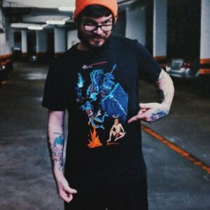 Gaybol Instagram - Última camiseta da série gamer da @lojasrenner !! JAJA ACABA, COMPRA LOGO Q ESSA TEM EU DE BARRIGA DE FORA! 
.
Camiseta LEVEL UP disponível na Renner e faz parte da minha coleção em parceria com a @unhideschool !!
Link na bio e cupom GAYBOL pra 10% de desconto!
📸@caroleaks