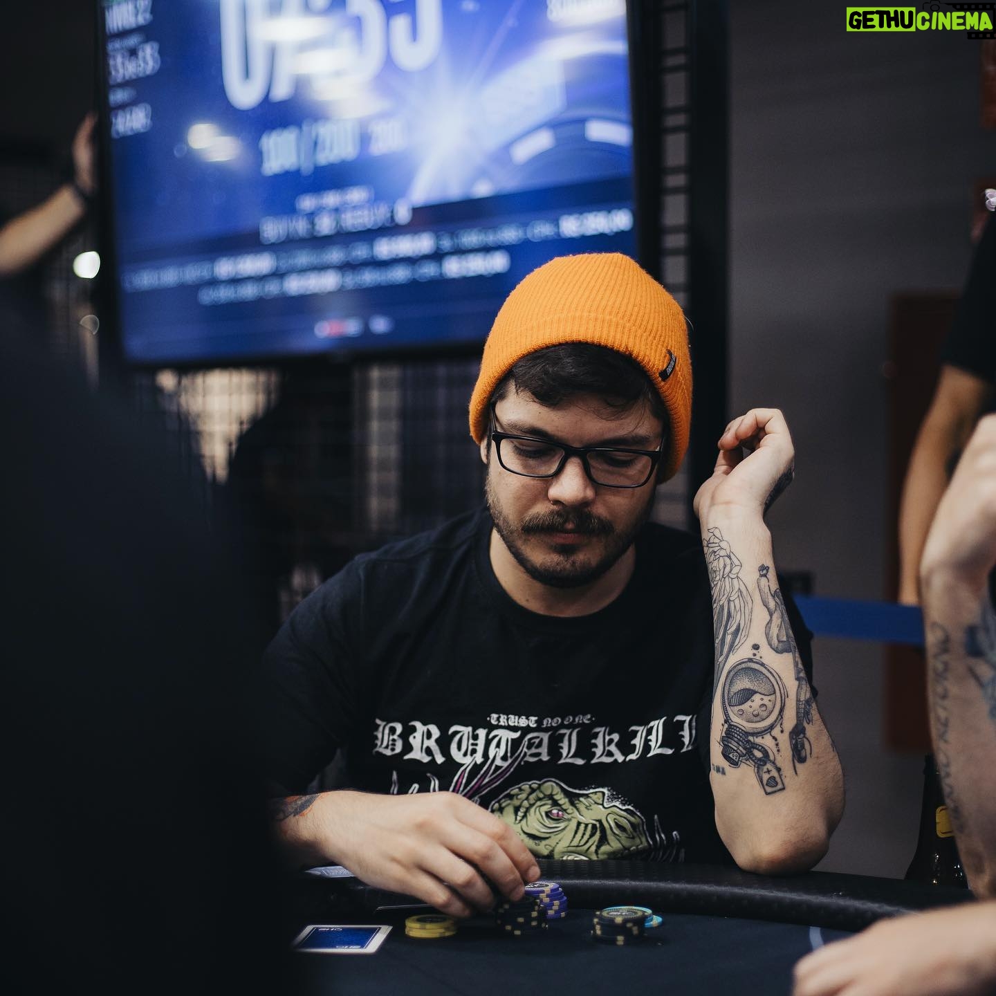 Gaybol - 615 Likes - No pokerzin cos amigo pelo @desculpes ♥️♠️
.
.
#emo #poker #brutalkill