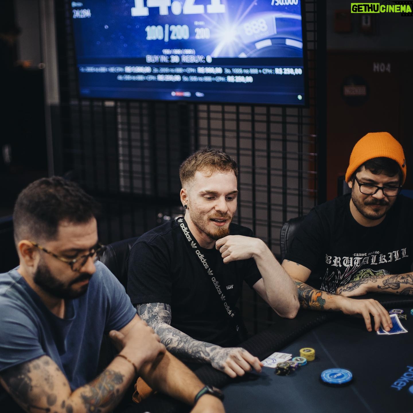 Gaybol - 615 Likes - No pokerzin cos amigo pelo @desculpes ♥️♠️
.
.
#emo #poker #brutalkill