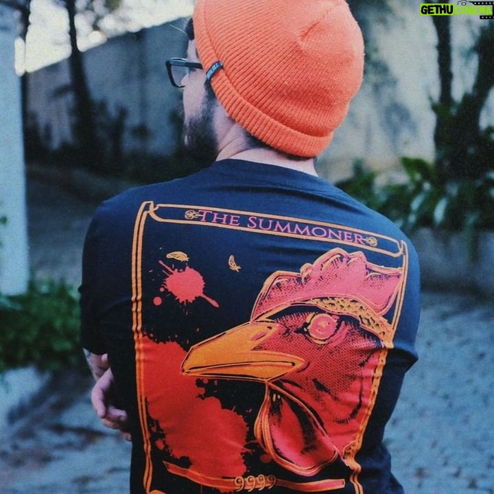 Gaybol - 453 Likes - A GALINHA SATÂNICA TA SAINDO DA JAULA!
.
Camiseta THE SUMMONER disponível na Renner e faz parte da minha coleção em parceria com a @unhideschool !!
Link na bio e cupom GAYBOL pra 10% de desconto!
📸@caroleaks