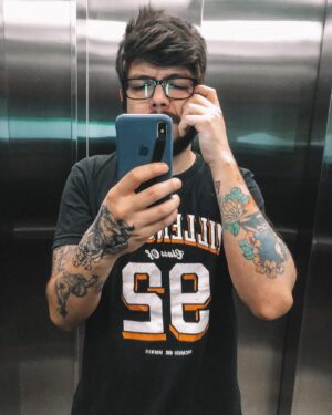Gaybol Instagram - Agua mole em pedra dura tanto bate até que dois voando.
.
.
#emo #brutalkill #cabelo #nerdola