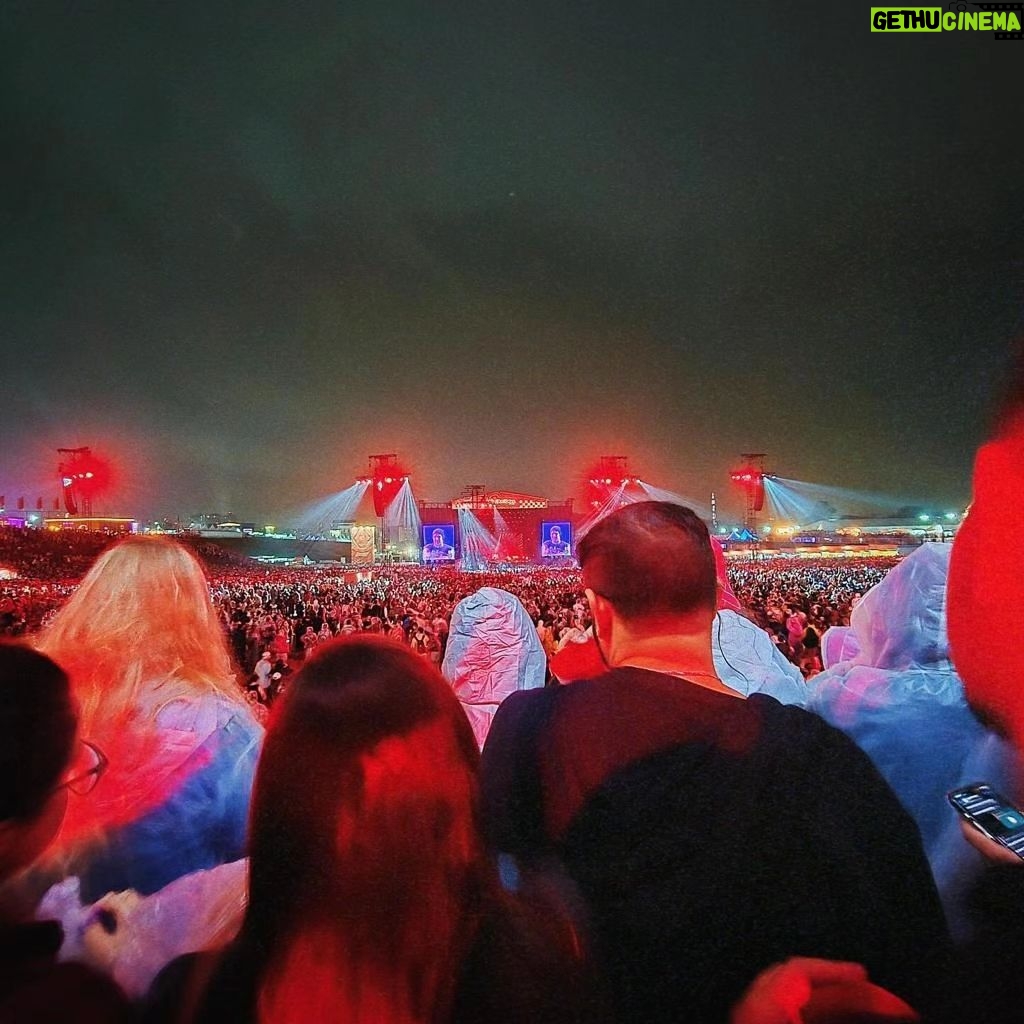 Gaybol - 560 Likes - A @samsungbrasil realizou meu sonho de ver Blink 182 no Lolla e ainda me emprestou um celular com ZOOM INSANO!
Deu pra ver até as catota do @travisbarker e do @markhoppus 😍
E encontrei una gatinha mt gata la, meu deus
.
.
#lolla #nerd #geek #hc