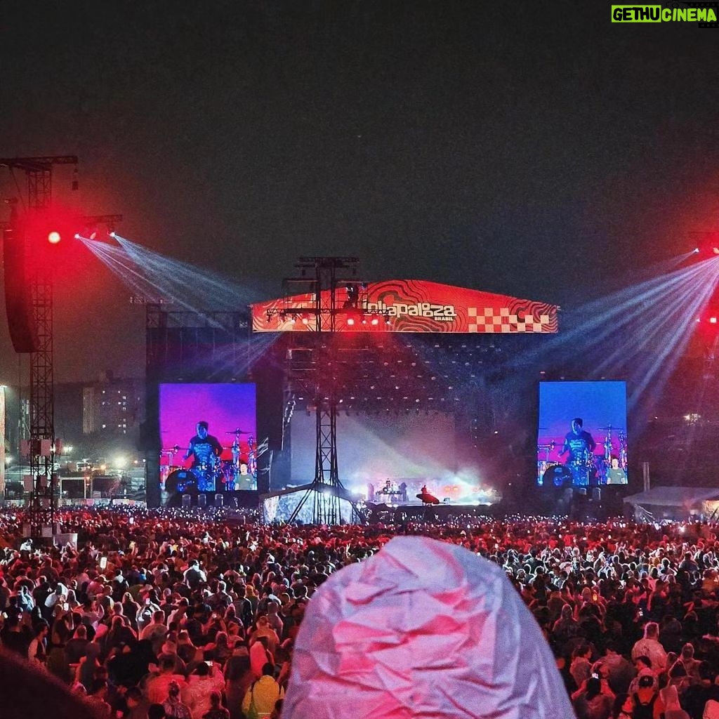 Gaybol - 560 Likes - A @samsungbrasil realizou meu sonho de ver Blink 182 no Lolla e ainda me emprestou um celular com ZOOM INSANO!
Deu pra ver até as catota do @travisbarker e do @markhoppus 😍
E encontrei una gatinha mt gata la, meu deus
.
.
#lolla #nerd #geek #hc
