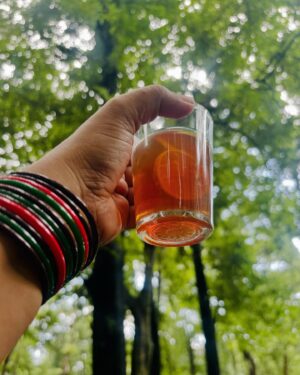 Geethi Sangeetha Instagram - ♥️

കുപ്പിവളകൾ ഇഷ്ടമില്ലാത്തവരായി ആരെങ്കിലുമുണ്ടാകുമോ..!!??
അറിയില്ല..
ഒന്ന് മാത്രമറിയാം, എനിക്കിവ ജീവനാണെന്ന്..

മുൻപ് എല്ലാ ഡ്രെസ്സിനും മാച്ച് ചെയ്യുന്ന വളകൾ ധരിച്ചിരുന്ന ഒരു കാലമുണ്ടായിരുന്നു എനിക്ക്. പിന്നെ ഒരു സമയത്ത് അത്തരം ഇഷ്ടങ്ങളൊക്കെ വേണ്ടെന്ന് വച്ച സമയത്ത് എനിക്കൊപ്പം വർക്ക്‌ ചെയ്തിരുന്ന രമ്യ എന്നൊരു അപ്പ്രെന്റിസ് കുട്ടിക്ക് വീട്ടിലേക്ക് വിളിച്ച് വരുത്തി ഞാൻ മൂന്ന് ബിഗ് ഷോപ്പർ നിറയെ വളകൾ കൊടുക്കുകയുണ്ടായി. അതിന് കാരണം, ആ കുട്ടി എന്റെ വളകളോട് കാണിച്ചിരുന്ന കൗതുകവും, അടുപ്പവുമായിരുന്നു. 

ആർക്കെങ്കിലും കൊടുക്കുന്നതിന് പകരം, വളകളെ അത്രയും ഇഷ്ടപ്പെടുന്ന ഒരാൾക്ക് കൊടുക്കാം എന്ന് കരുതി. അവൾ അന്തം വിട്ട് എന്നെ നോക്കി, “ഇത് മുഴുവനും എനിക്കാണോ” എന്ന് ചോദിച്ചു. ഞാൻ അതെ എന്ന് ഉത്തരം നൽകിയപ്പോൾ രമ്യയുടെ മുഖത്തുണ്ടായ സന്തോഷം ഞാൻ ഒരിക്കലും മറക്കില്ല.
ആ കുട്ടി ഇപ്പോഴും വളകളെ അത്രയേറെ സ്നേഹിക്കുന്നുണ്ടോ എന്നറിയില്ല, എന്നെ ഓർക്കുന്നുണ്ടോ എന്നും. പക്ഷേ ചിലപ്പോഴൊക്കെ വളകൾ, അവളുടെ സന്തോഷാശ്രു നിറഞ്ഞ മുഖം എന്റെ ഓർമ്മകളിൽ എത്തിക്കാറുണ്ട്. 
.
.
.
.
.
.
.
.
.
.

#kuppivala #nostalgia #random #randomclick #shootday #iphonography #trending #picoftheday #photography #selflove #photooftheday #life #actor #actorslife #viral