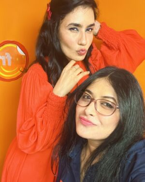 Geetika Vidya Instagram - It was a great learning experience to host the fabulous starcast of #BarahByBarah 😊 Thank you..

@bhumika.dube - May you live all your dreams to be the best in the business, thik hai na babuni 🫡
@geetikavidya - You are a precious one Geetika, continue to be the literature student you are while putting up a great show for us, teri tarya koi na duja 😍
@badegauravse - Mr Writer, Director, all the best for all your future endeavours, shine Gaurav shine! ✨ @itsharishkhanna - Khushmizaj, behtareen, zindabaad, keep entertaining and winning hearts Sir 😊
 @sunnylahiri - Bhalo theko bhai, onek onek daarun kaaj hok 👏😎
 
We loved your presence at #919friendsfm on my show #boxoffice 🙏

Missed meeting @kaungyani - All the best to you 😊

Barah by Barah is a hauntingly beautiful film set in the heart of Varanasi, capturing the essence of Manikarnika Ghat where photographers immortalize the dead. The protagonist’s journey through this vanishing art form poignantly mirrors a world that’s evolving too quickly for some to keep up. It’s a deeply moving narrative about tradition, change, and the struggle to adapt. “Barah by Barah “ is now showing at @acropolismall in #Kolkata Don’t miss it 😊
.
.
.
.
#rjsmriti #barahbybarah #movie #bollywood #varanasi #uttarpradesh #manikarnikaghat #trendingreels #trendingnow #trendingpost #ott #kolkata #calcutta #bengal #bollywood #bollywoodstyle #bollywoodsongs #bollywoodactress #bollywoodmovies