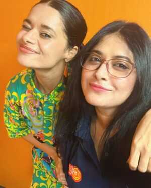 Geetika Vidya Instagram - It was a great learning experience to host the fabulous starcast of #BarahByBarah 😊 Thank you..

@bhumika.dube - May you live all your dreams to be the best in the business, thik hai na babuni 🫡
@geetikavidya - You are a precious one Geetika, continue to be the literature student you are while putting up a great show for us, teri tarya koi na duja 😍
@badegauravse - Mr Writer, Director, all the best for all your future endeavours, shine Gaurav shine! ✨ @itsharishkhanna - Khushmizaj, behtareen, zindabaad, keep entertaining and winning hearts Sir 😊
 @sunnylahiri - Bhalo theko bhai, onek onek daarun kaaj hok 👏😎
 
We loved your presence at #919friendsfm on my show #boxoffice 🙏

Missed meeting @kaungyani - All the best to you 😊

Barah by Barah is a hauntingly beautiful film set in the heart of Varanasi, capturing the essence of Manikarnika Ghat where photographers immortalize the dead. The protagonist’s journey through this vanishing art form poignantly mirrors a world that’s evolving too quickly for some to keep up. It’s a deeply moving narrative about tradition, change, and the struggle to adapt. “Barah by Barah “ is now showing at @acropolismall in #Kolkata Don’t miss it 😊
.
.
.
.
#rjsmriti #barahbybarah #movie #bollywood #varanasi #uttarpradesh #manikarnikaghat #trendingreels #trendingnow #trendingpost #ott #kolkata #calcutta #bengal #bollywood #bollywoodstyle #bollywoodsongs #bollywoodactress #bollywoodmovies