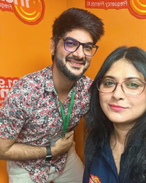 Geetika Vidya Instagram - It was a great learning experience to host the fabulous starcast of #BarahByBarah 😊 Thank you..

@bhumika.dube - May you live all your dreams to be the best in the business, thik hai na babuni 🫡
@geetikavidya - You are a precious one Geetika, continue to be the literature student you are while putting up a great show for us, teri tarya koi na duja 😍
@badegauravse - Mr Writer, Director, all the best for all your future endeavours, shine Gaurav shine! ✨ @itsharishkhanna - Khushmizaj, behtareen, zindabaad, keep entertaining and winning hearts Sir 😊
 @sunnylahiri - Bhalo theko bhai, onek onek daarun kaaj hok 👏😎
 
We loved your presence at #919friendsfm on my show #boxoffice 🙏

Missed meeting @kaungyani - All the best to you 😊

Barah by Barah is a hauntingly beautiful film set in the heart of Varanasi, capturing the essence of Manikarnika Ghat where photographers immortalize the dead. The protagonist’s journey through this vanishing art form poignantly mirrors a world that’s evolving too quickly for some to keep up. It’s a deeply moving narrative about tradition, change, and the struggle to adapt. “Barah by Barah “ is now showing at @acropolismall in #Kolkata Don’t miss it 😊
.
.
.
.
#rjsmriti #barahbybarah #movie #bollywood #varanasi #uttarpradesh #manikarnikaghat #trendingreels #trendingnow #trendingpost #ott #kolkata #calcutta #bengal #bollywood #bollywoodstyle #bollywoodsongs #bollywoodactress #bollywoodmovies
