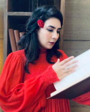 Geetika Vidya Instagram - @ilk_india ♥️
Poses depicting 4 different statues of finding some lovely words in a random book 📕