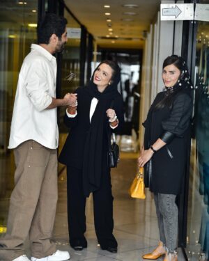Gelare Abbasi Instagram - .
اکران فیلم «بی بدن» 
در کنار رفقای جانم ❤️❤️
و شوق فراموش نشدنی دیدن فیلم در کنار شما همراهان و عزیزان . 
دوستتان دارم ❤️❤️💎

@elnazshakerdoost 
@navidpourfaraj 
@kazemdaneshi 
@soroushmn_ 📷🌹
@ghazalrajabian 🩷