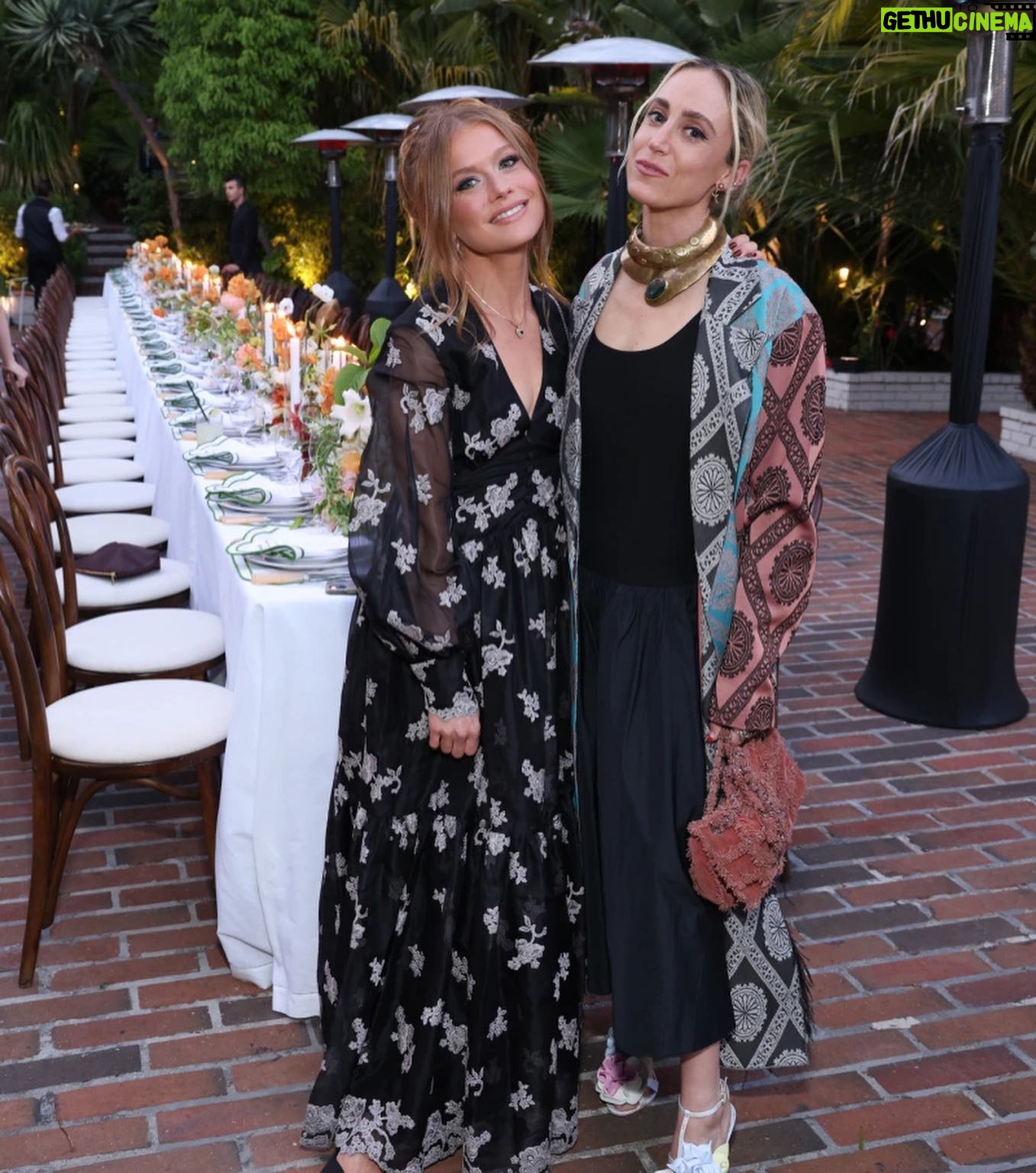 Genevieve Angelson - 3 Likes - Dream: @wwd Reality: dog waitress #womensweardaily #justfoodfordogs @justfoodfordogs