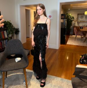 Genevieve Angelson Instagram - MUGGIN.
loved seeing @whostommyshow for the THIRD time, because it’s a total winner 💫💫 
📸 Michaelah Reynolds @playbill 
👗 @johannaortizofficial 
👯‍♀️ @alexafrancesca 
💍 @ara_vartanian 
👛 @staud.clothing 
👄 @linasiia_makeup 
🖤 @davidkorins