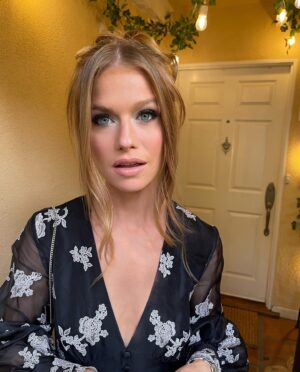 Genevieve Angelson Instagram - @erdem x @netaporter 
Everywhere else it was just Tuesday 

👄 @theginagmakeup 
💇‍♀️ @terrarosepuncerelli 
👯‍♀️ @thumps1979 ❤️